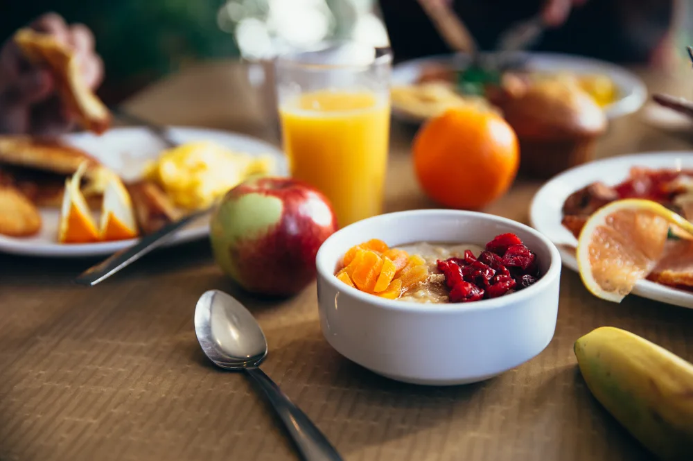 Dukat frukostbord med bröd, pålägg och kaffe